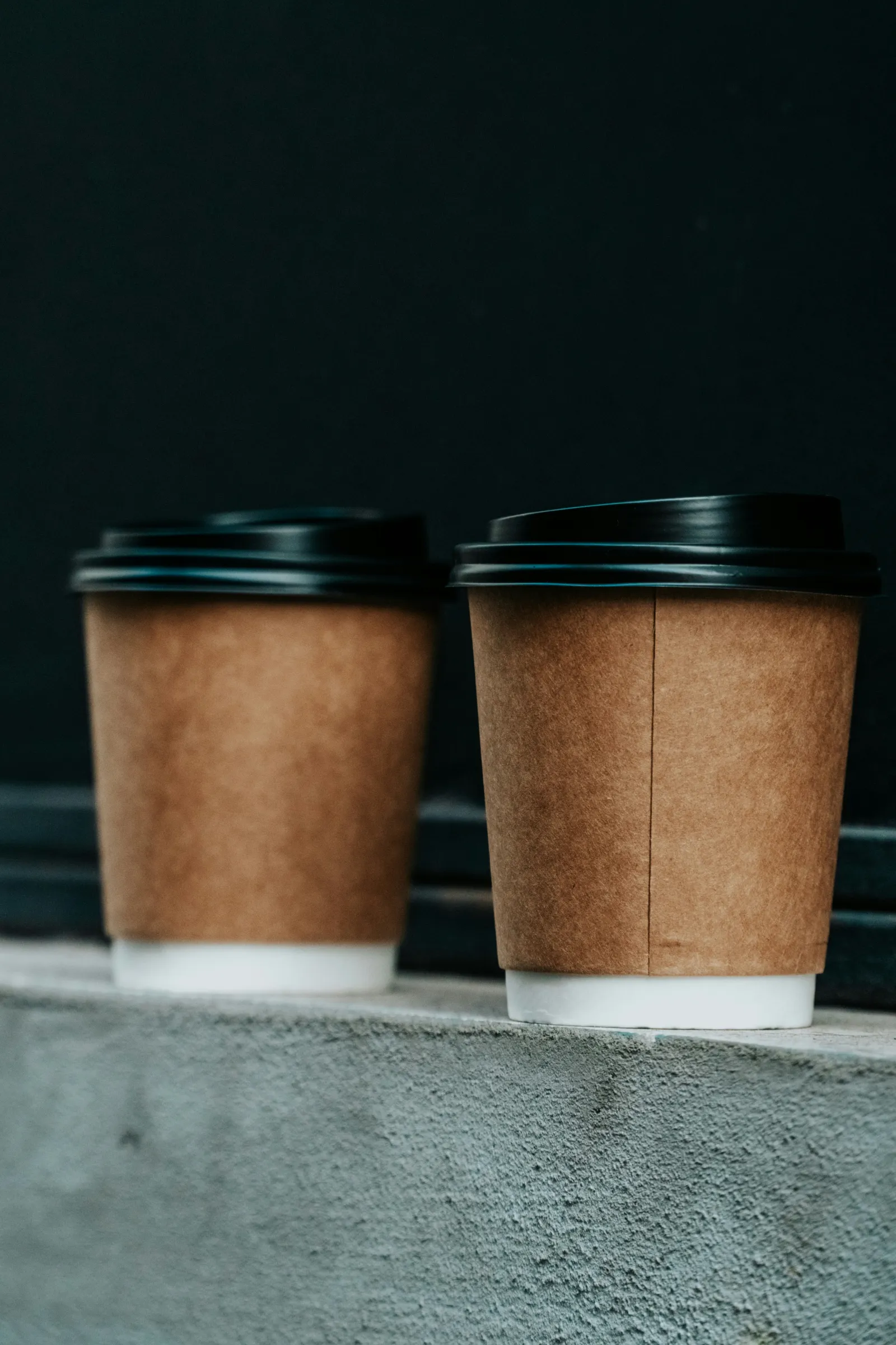 Twee koffiebekers op een richel: vertel ons over een nieuw project