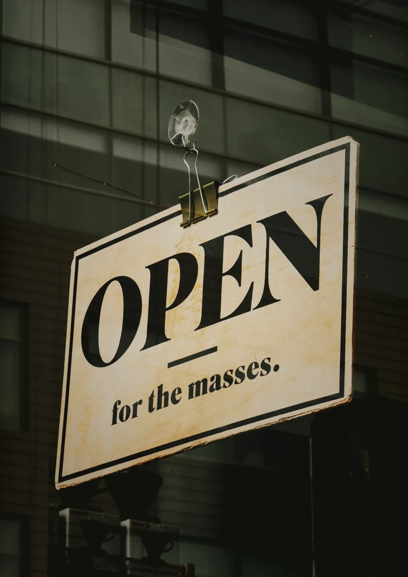 Een vintage OPEN-bord in een etalage: werk samen met MadeByHomer
