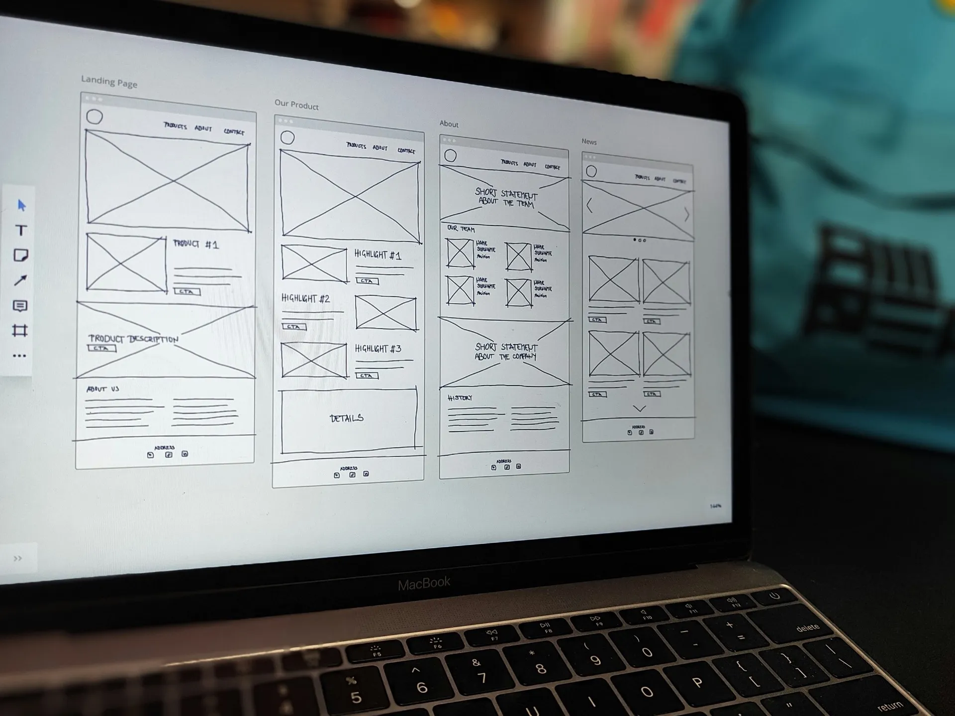 MacBook-scherm met vier met de hand getekende websiteschetsen: Landingspagina, Ons product, Over ons en Nieuws