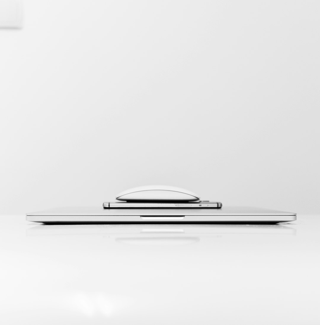 Een laptop met een afgewerkte websitepagina: je gratis voorbeeld